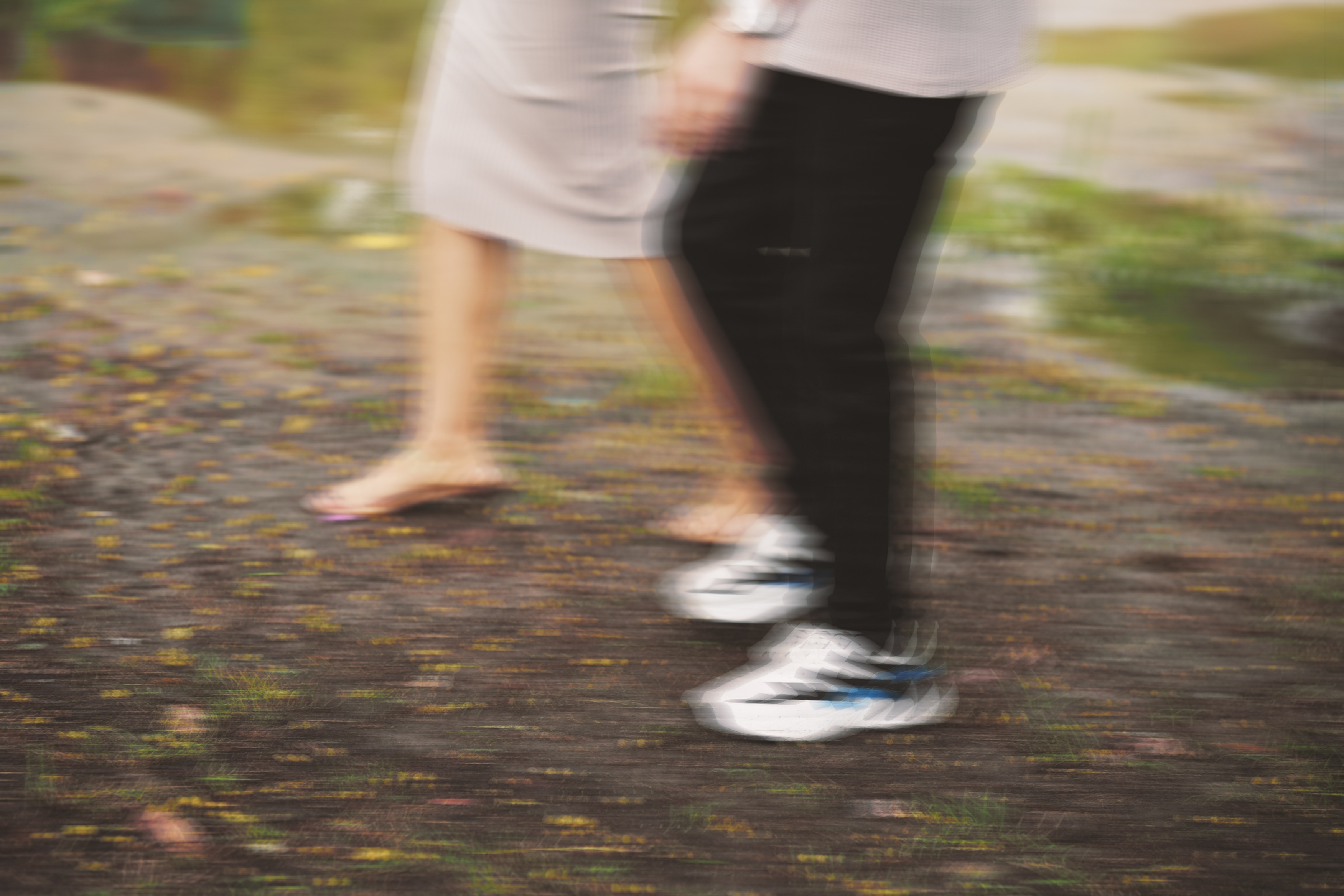 Couple walking together, motion blur, photographed by Mograa House